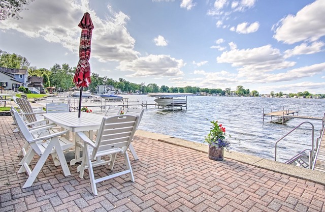 Cheerful lakefront cottage with kayaks and fire pit