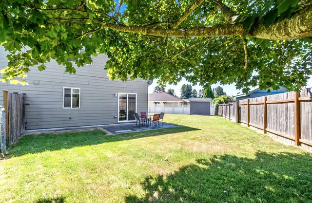 Cheerful, Large yard, Central!