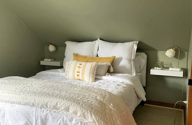 Cheerful, modern 2 bedroom loft apartment on the Coast of Maine