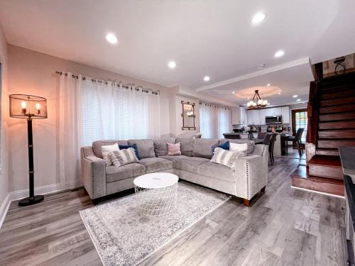 Cheerful & Modern Home w/a Walkout Deck Area