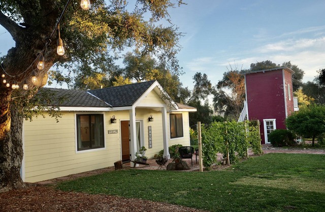 Cheerful Peaceful 4 BR Country Cottage Farmhouse