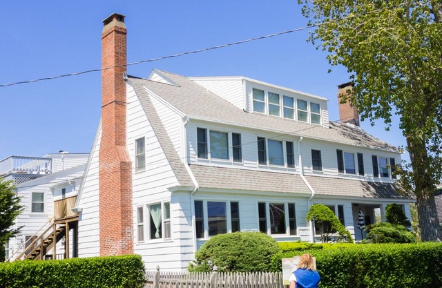 Cheerful, renovated condo with private beach and parking