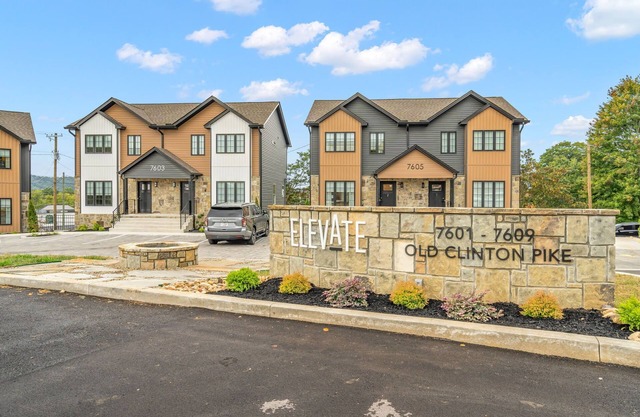 Cheery and Stylish Three Bedroom Townhouse in Convenient Area