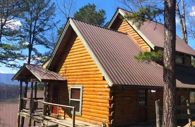 Chelle's Sanctuary: Pet Friendly, Free Attraction Tickets, Hot Tub, Fire Pit, & Great Views