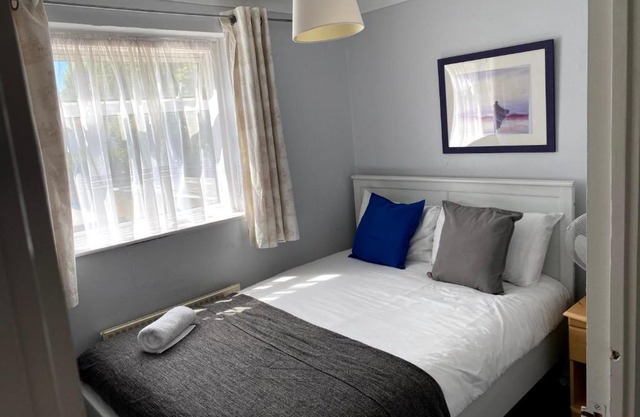 Chelsea Garden -Huku Kwetu- Dunstable - Spacious 4 Bedroom House -L&D Hospital - London -M1- Airport -Group Accommodation up to 9 People