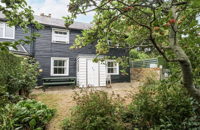 CHENIES, pet friendly, character holiday cottage in Preston