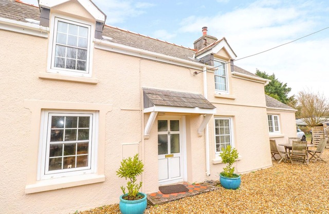 CHERITON VILLA, pet friendly, character holiday cottage in Tenby