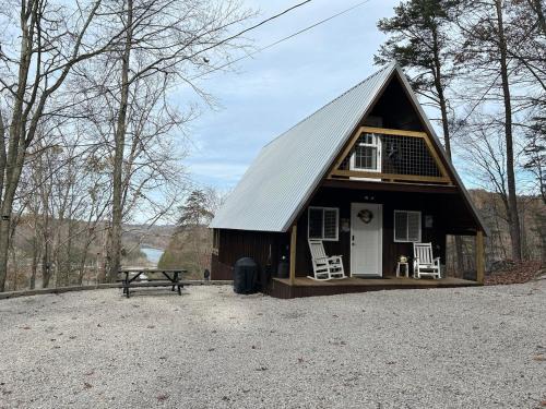 Cherokee Cabin-Cave Run Lake and Cliff Views-Red River Gorge