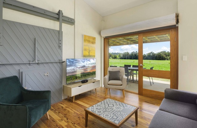 Cherry Cottage, Orange NSW. Walk to 4 cellar doors from this cosy oasis.