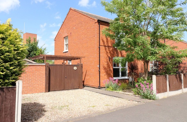 CHERRY LODGE, pet friendly, with a garden in Newark-On-Trent