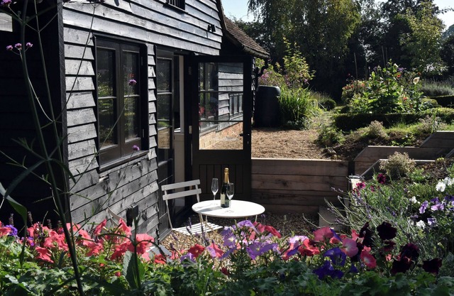CHERRY ORCHARD FARM, with a garden in Wateringbury