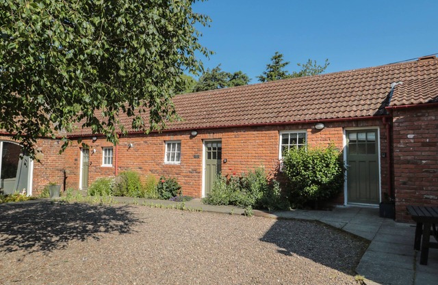 CHERRY STUDIO, pet friendly, with a garden in Cornhill-On-Tweed