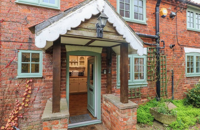 CHERRY TREE COTTAGE, pet friendly, with open fire in Stathern