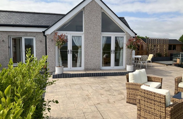 CHERRY TREE COTTAGE, pet friendly, with a garden in Sandhead