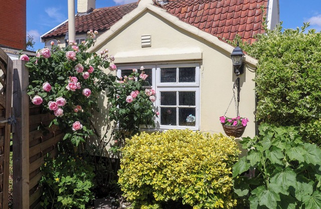 CHERRY TREE COTTAGE, WOODBRIDGE, pet friendly in Woodbridge