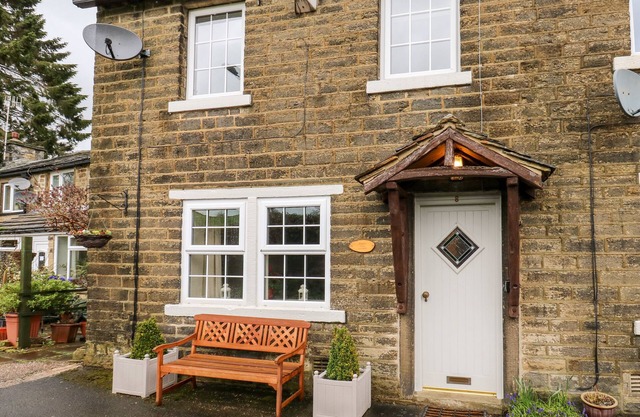 CHERRY TREE COTTAGE, pet friendly, with a garden in Harden