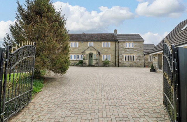 CHERRY TREE FARM, family friendly, with hot tub in Chesterfield