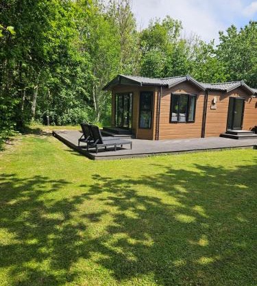 Cherry Tree Lodge with Hot Tub near Alton Towers