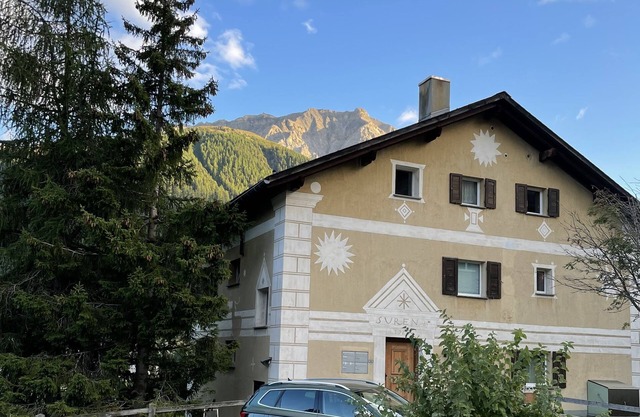 Chesa Sur En with a view of Piz Mezzaun and Uter