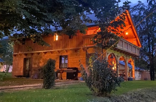Chestnut house by the lake near the Louvine for 12 guests with outdoor sauna and whirlpool