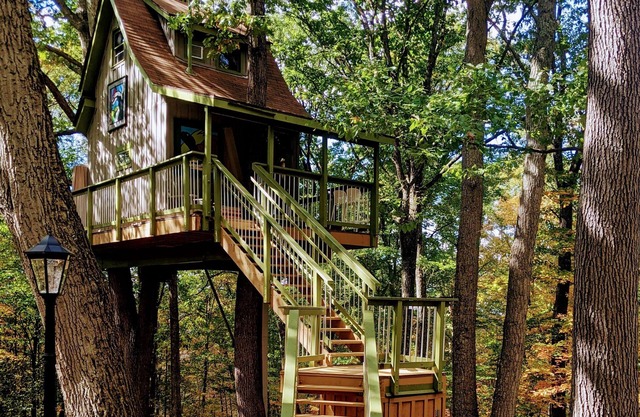 Chestnut Ridge Treehouse. Peaceful remote getaway just minutes from town.