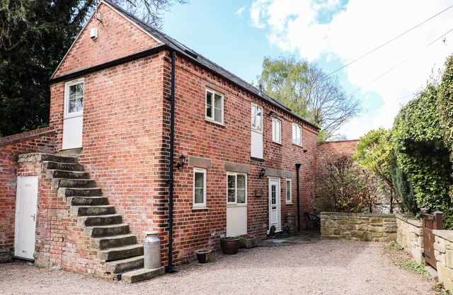 CHESTNUTS BARN, pet friendly, with a garden in Holbrook, Derbyshire