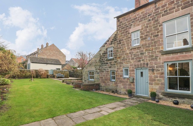 CHEVIN VIEW, pet friendly, character holiday cottage in Belper