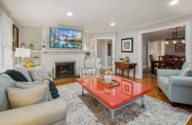 Chevy Chase 1920 charm 4 luxury bedrooms Spanish colonial close to everything,