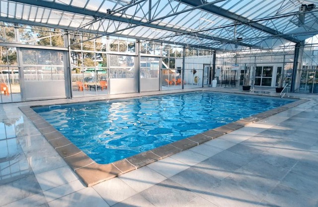 Chez Ced et Laeti, Appartement privé avec jardin et terrasse dans résidence l'estuaire muni d'une piscine couverte et aire de jeu, Linge de lit et de salle d'eau ainsi que télé, compris dans le tarif Profitez à fond de notre belle région