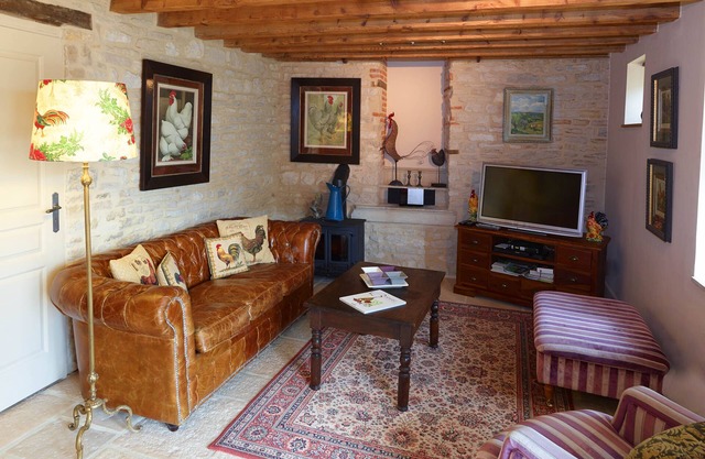 Chez Hall, La Grange, 2bdr/2bth converted barn bursting with charm, Meursault