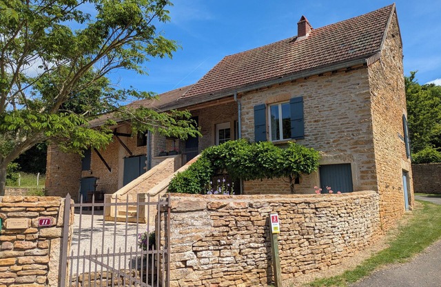 Chez Max et Juliette - Traditional Stone house in historic Burgundy village