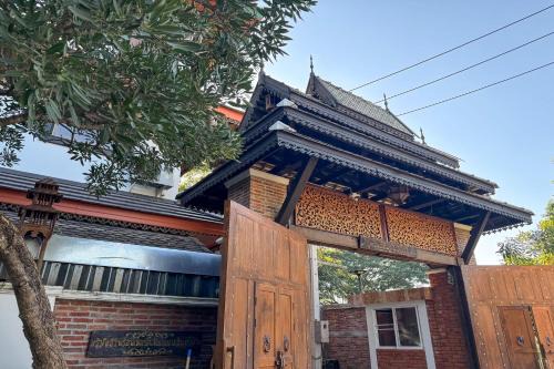 Chiangmai Lanna & Modern Loft Hotel