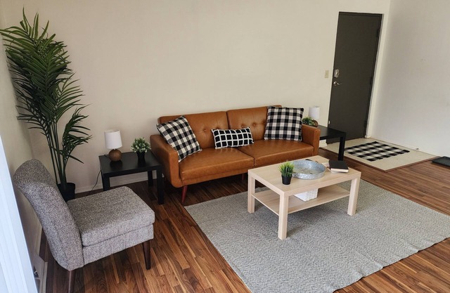 Chic 1 Bd Great for Travel Professionals!