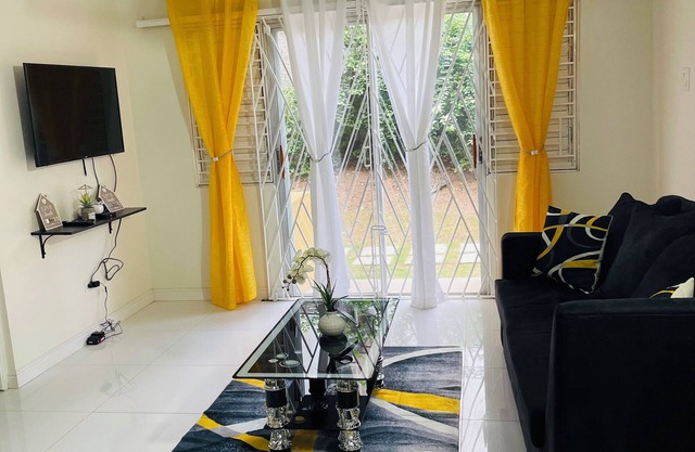 Chic 1-bedroom apartment with AC, WiFi in central New Kingston area