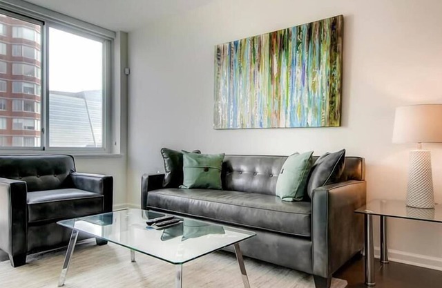 Chic 1BR | Full Kitchen & Laundry | Minutes from NYC