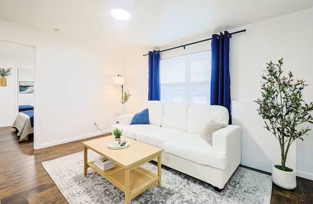 Chic 1BR Near University