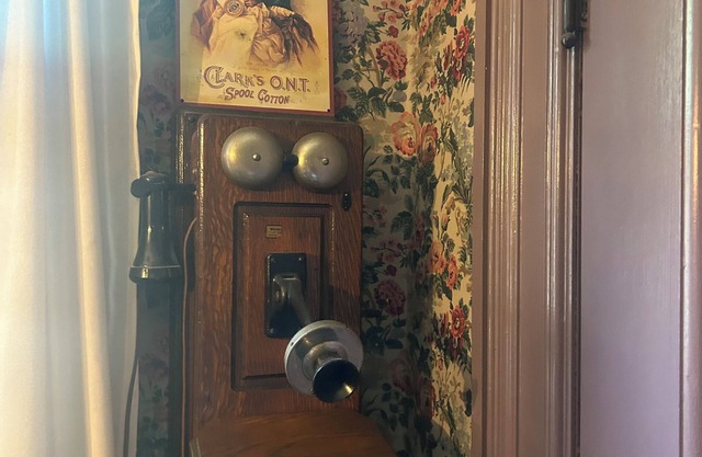 Chic 2-bedroom apartment with AC, WiFi in welcoming Hawthorne
