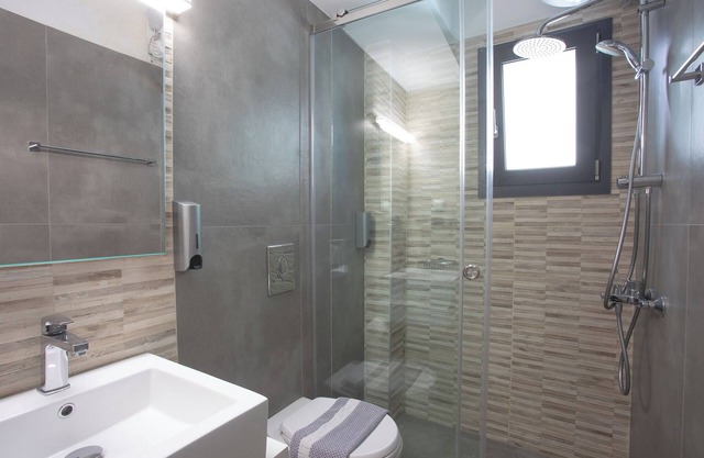 Chic 2-bedroom apartment ground floor with WiFi, AC in awesome Chalkida