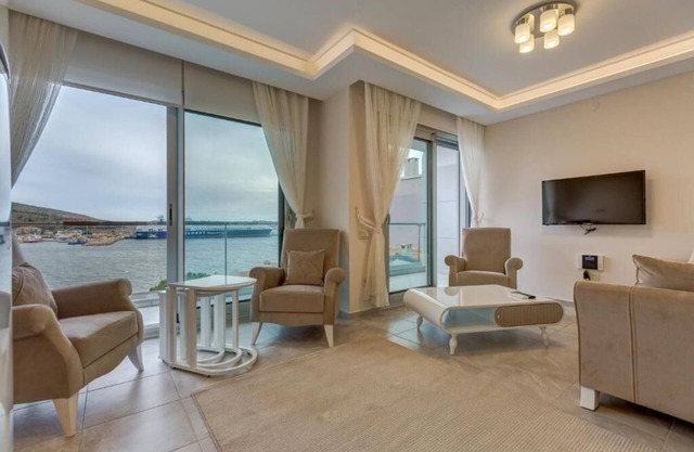 Chic 2-bedroom apartment with WiFi, AC in beautiful Izmir/Cesme