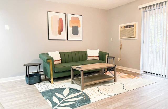 Chic 2 bedroom/free parking across from JD Legends