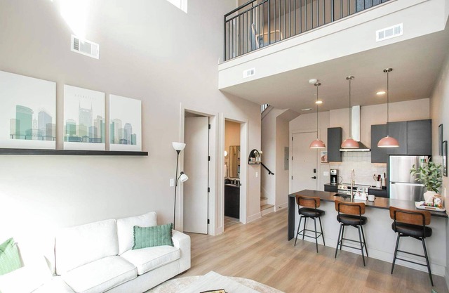 Chic 2BR Apt with Loft in East Nash Sleeps 6