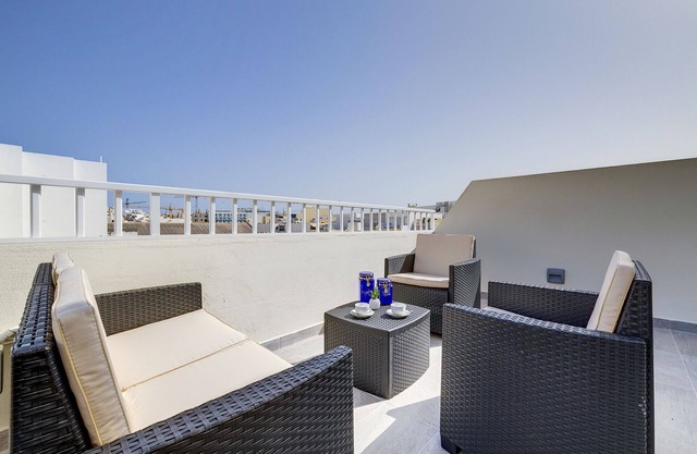 Chic 2BR Penthouse steps from the Promenade