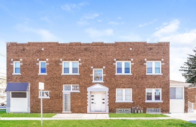 Chic 3 Bedroom close to I-90, Downtown and Lake Erie