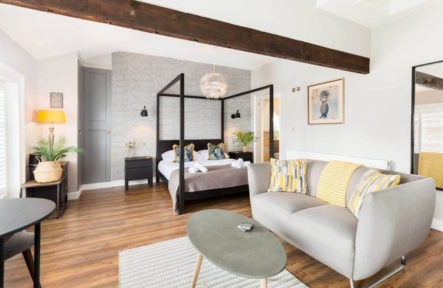 Chic and central studio apartment with parking