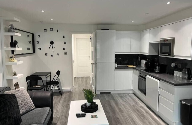 Chic and Modern Flat: Perfect for Exploring Kent!