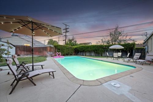 Chic Boho Retreat - Pool, Patio, Mini Golf & Arcade, Mins from Universal Studios!
