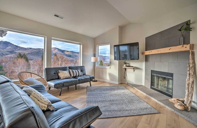 Chic Chelan Condo w/Balcony, Walk to Lake & Dtwn!