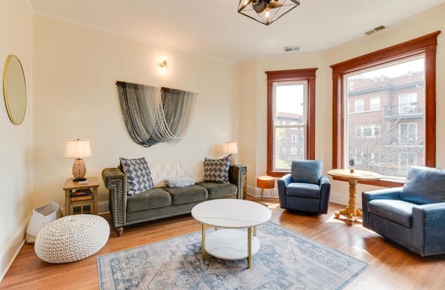 Chic Chicago Apartment about 1 Mi to Wrigley Field!