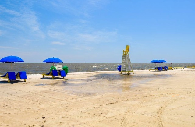 Chic Coastal Haven + Walk to Beach + Rest + Casino