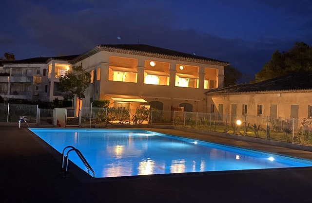 Chic & Comfy 2 bedrooms Apartment at first and top floor of a Provencal building